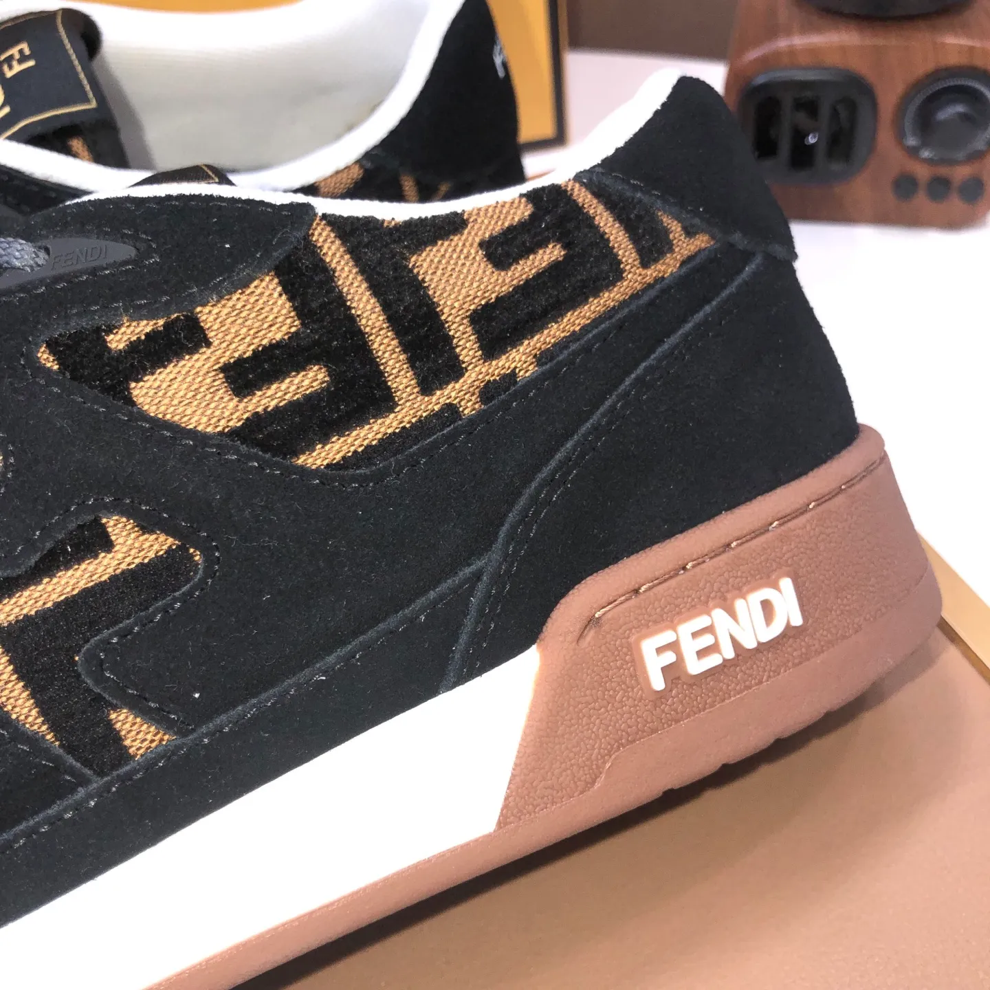 Men's men's shoes 💰600💰 Fendi 2023 latest couple model 🔥 Many 💑 stars have the same style FD match Original one-to-one replica Designer Kim Jones's first sneaker fendi match and Donkey brand Trainer basketball sneakers Material: Original silk leather Lining: Breathable mesh Packaging: Original 1:1 matching high-end packaging Size: Female 35-40 Male 38-44 (45 46. Custom-made (no return or exchange)